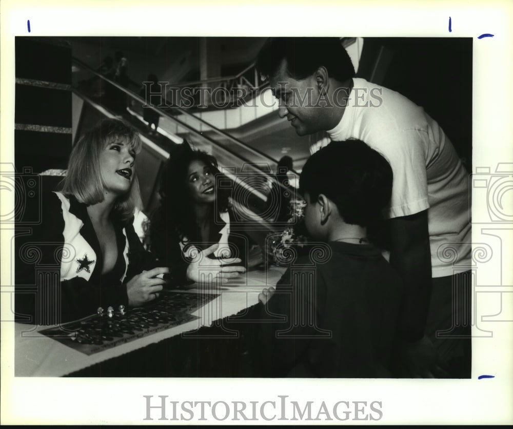 1993 Press Photo Dallas Cowboys Football Cheerleaders at Ingram Park Mall- Historic Images
