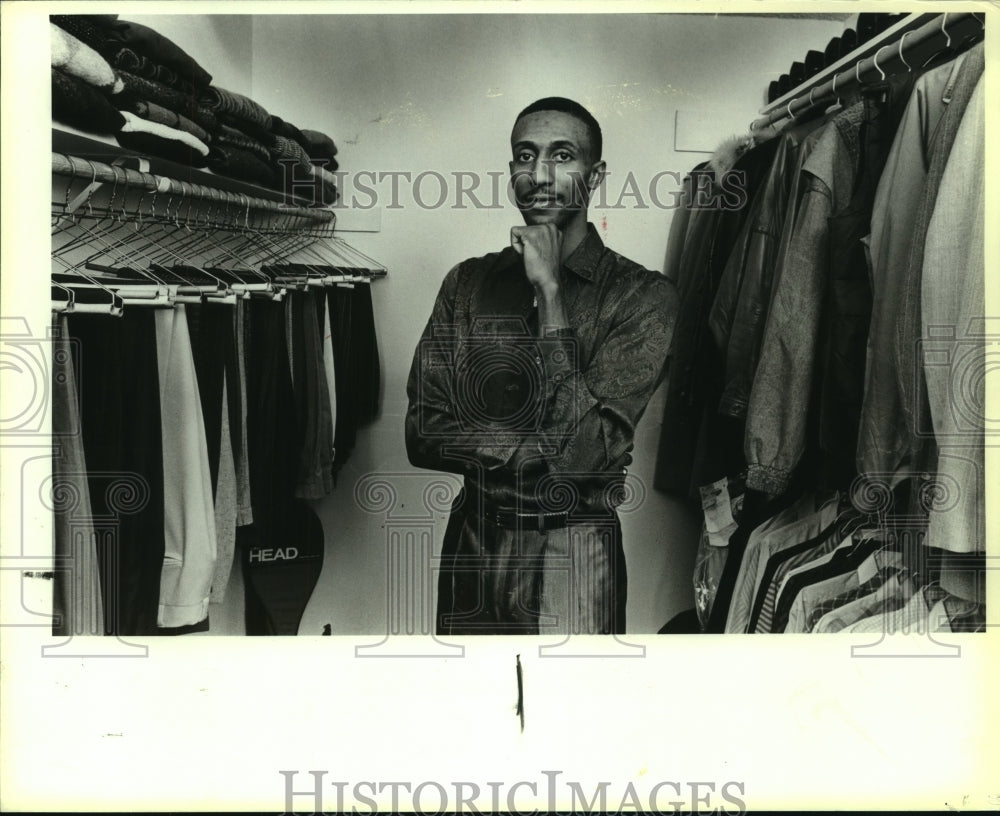 1986 Press Photo Johnny Dawkins, San Antonio Spurs Basketball Player in Closet - Historic Images