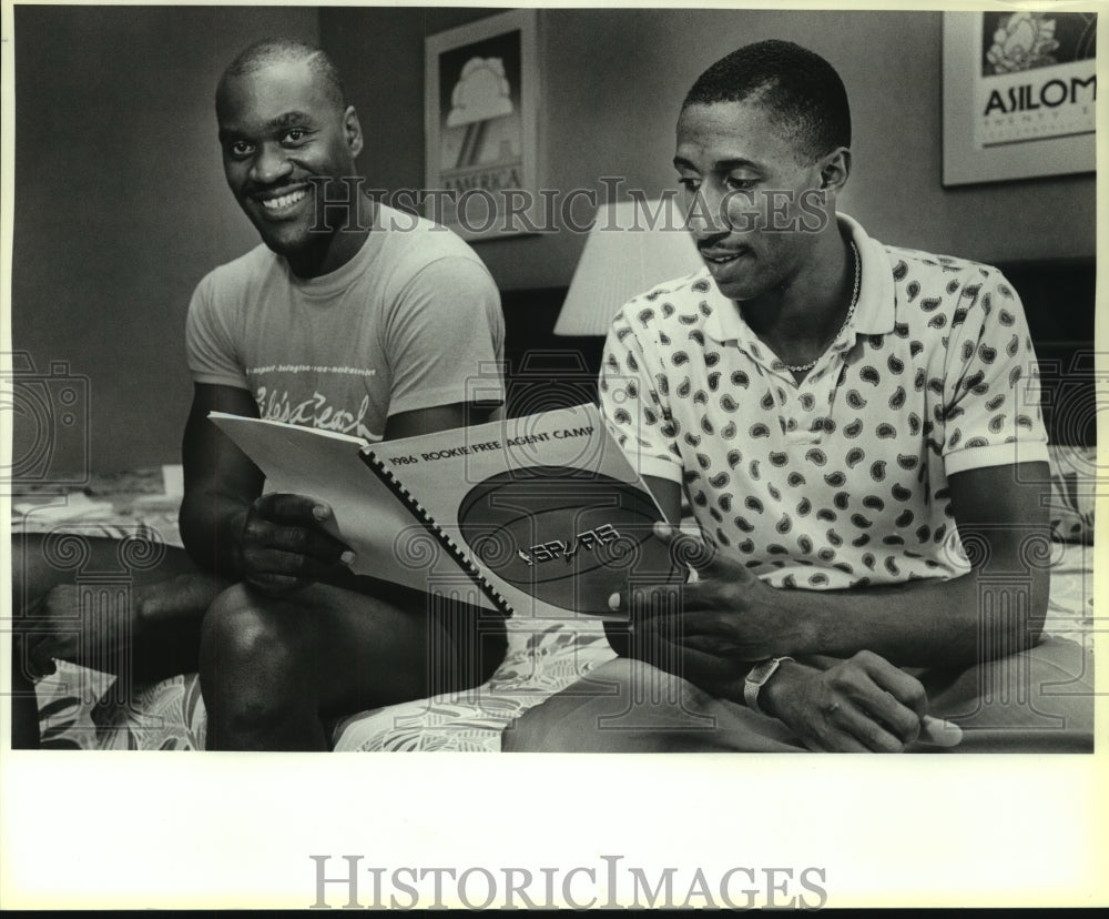 1986 Press Photo Johnny Dawkins and Jeff Wilkins, New Spurs Basketball Players - Historic Images