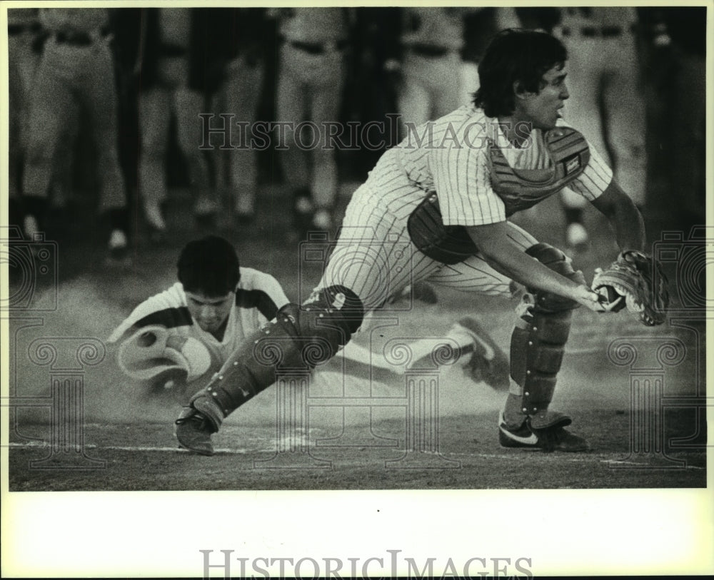 1988 Press Photo South San High baseball catcher John Lomas in action - Historic Images
