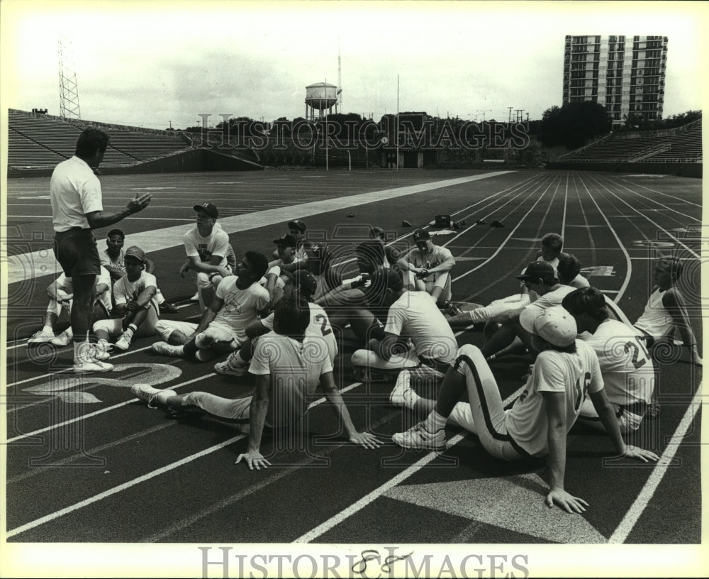 1987 Press Photo MacArthur High baseball coach Paul Lindy addresses his players - Historic Images