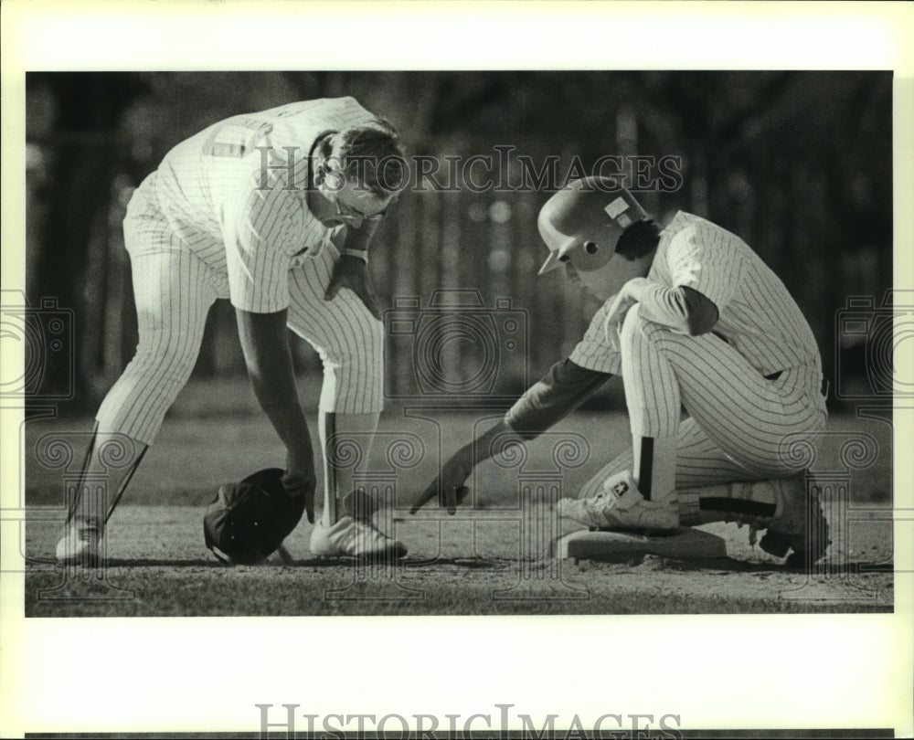 1989 Press Photo Bandera High baseball coach Earl Byerley and Casey Trenkelbach - Historic Images