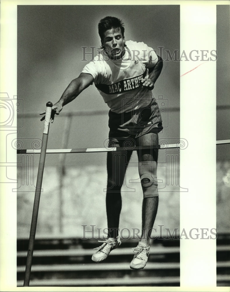 1989 Press Photo MacArthur High pole vaulter Ryan Day at Alamo Stadium- Historic Images