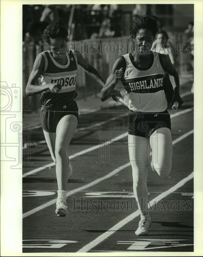 1989 Press Photo Judson and Highland runners compete in a girls prep 880 relay - Historic Images