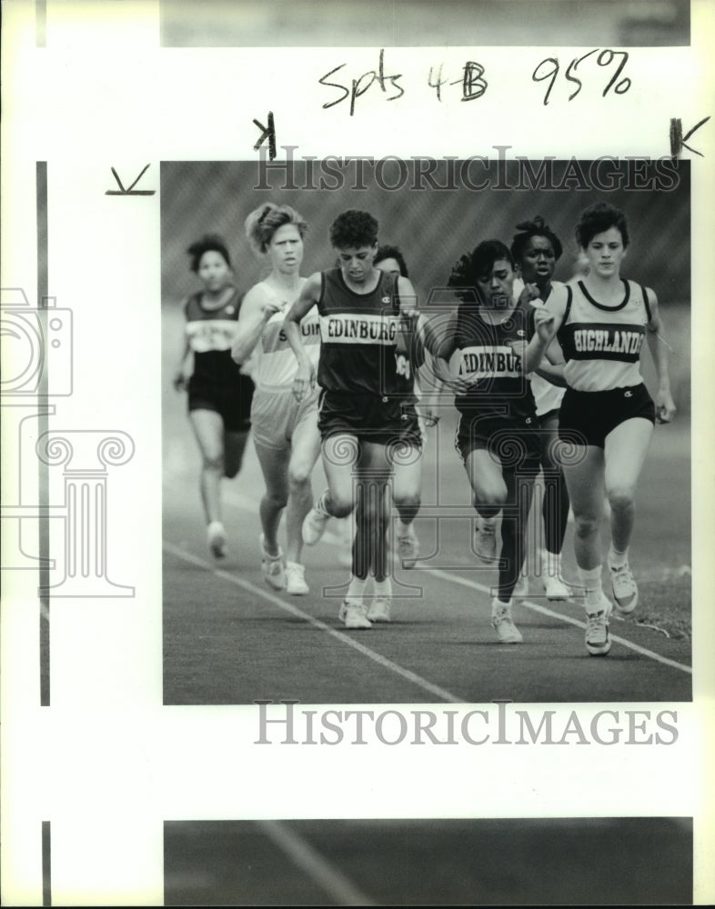 1989 Press Photo Edinberg and Highlands runners compete in a prep track meet - Historic Images