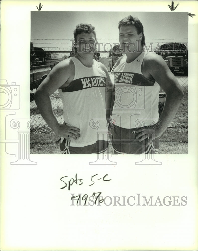 1989 Press Photo MacArthur track athletes Chris Andrews and Mike Kale - Historic Images
