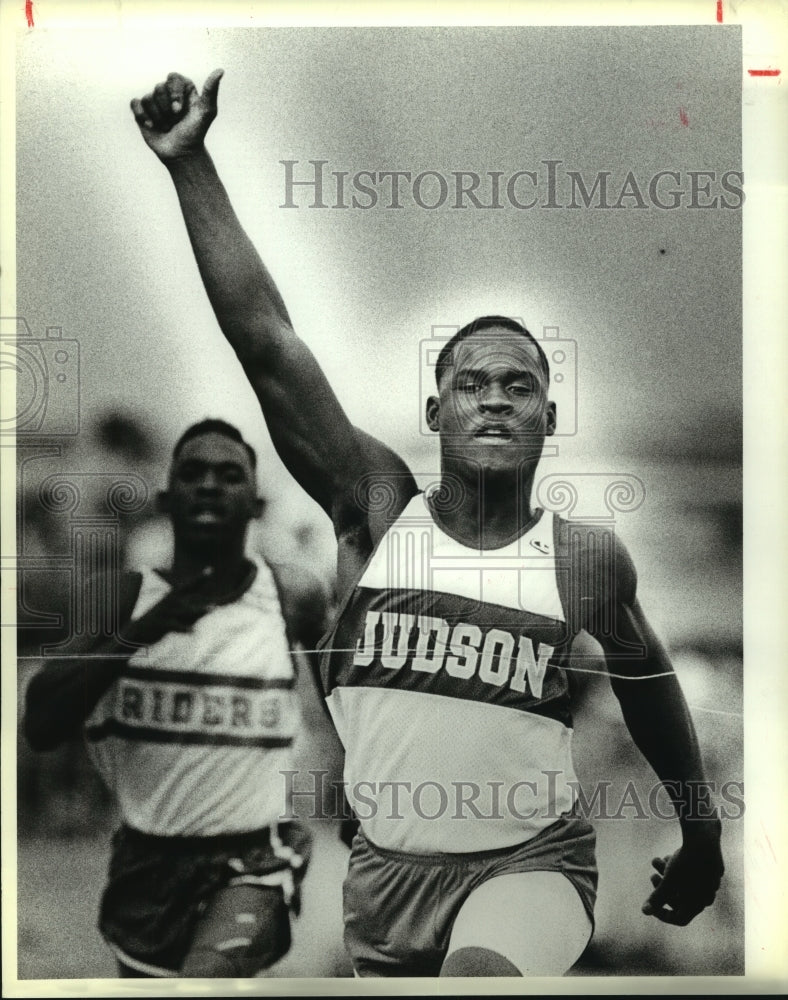 1989 Press Photo Judson High track sprinter Darrell Johnson wins a race - Historic Images
