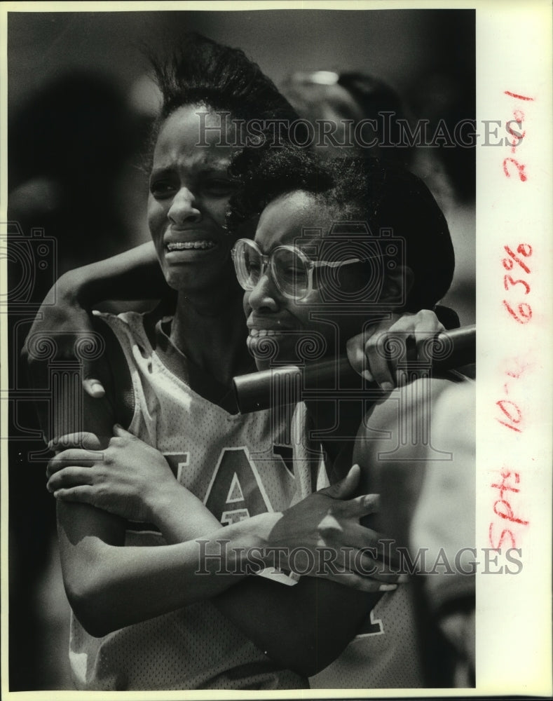 1988 Press Photo Yolanda Saunders, Jay High School Track Relay Runner and Friend - Historic Images