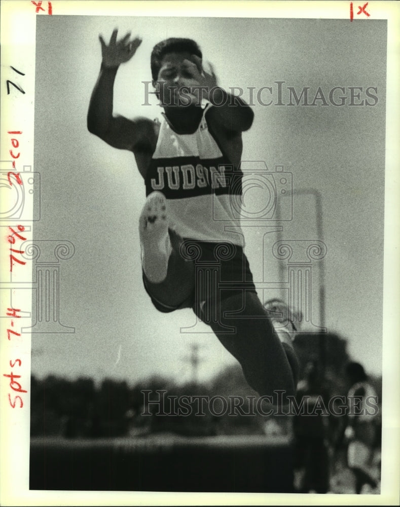 1988 Press Photo Nino Wallace, Judson High School Track Long Jumper at Stadium- Historic Images