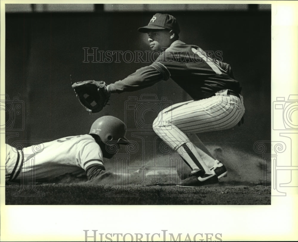 1987 Press Photo Billy Scott, Jay Baseball Player Slides at Del Rio Game- Historic Images