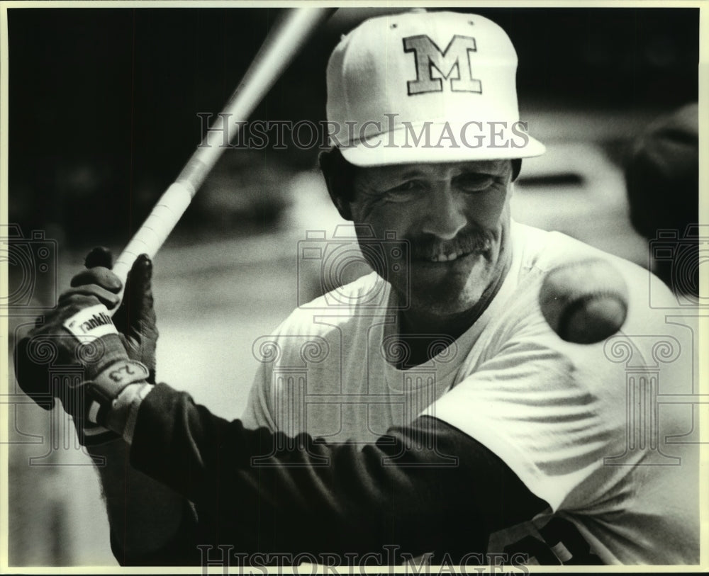 1987 Press Photo MacArthur Baseball Coach Paul Lindy Swings for Ball - sas08030 - Historic Images