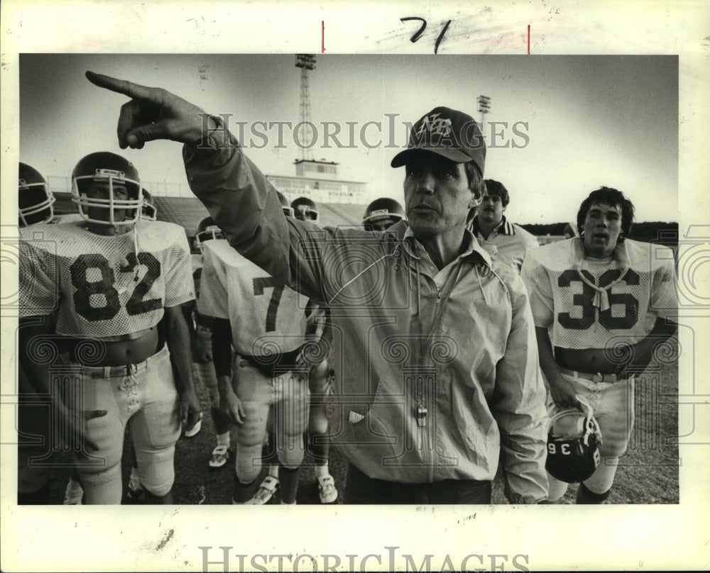 1983 Press Photo Jim Streety, New Braunfels Unicorns Football Coach with Players - Historic Images