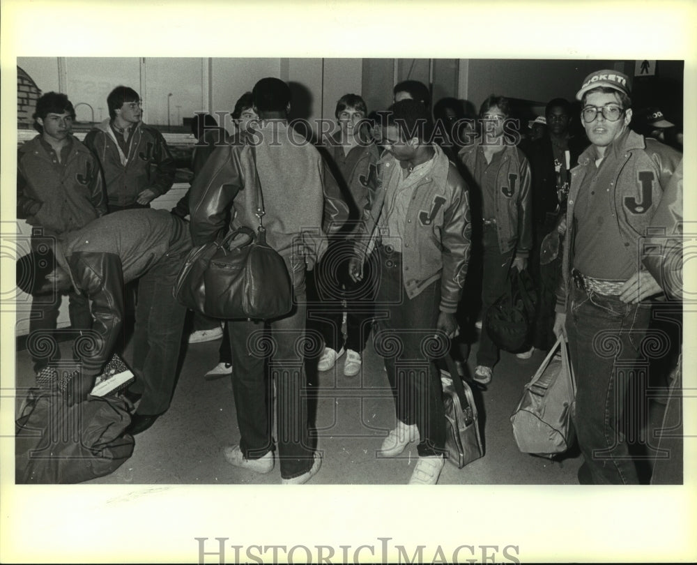 1983 Press Photo Judson High School Football Team at Airport for Game - Historic Images