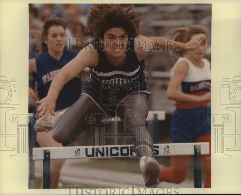 1988 Press Photo Amy Whiting, Boerne Track Hurdle Jumper at Track Meet- Historic Images