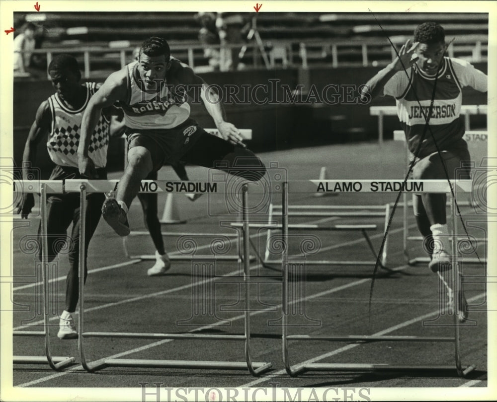 1988 Press Photo Chris Tutt, Houston High School Hurdle Jumper at Alamo Stadium - Historic Images