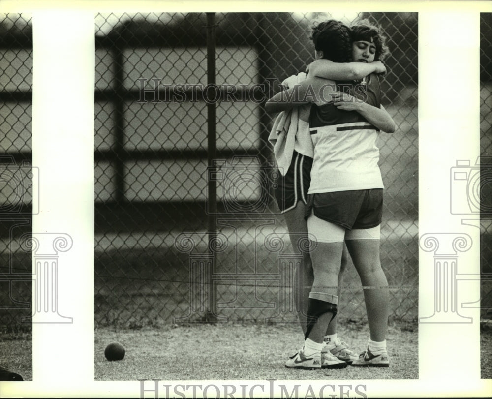 1988 Press Photo A pair of girls Texas high school shot putters embrace- Historic Images
