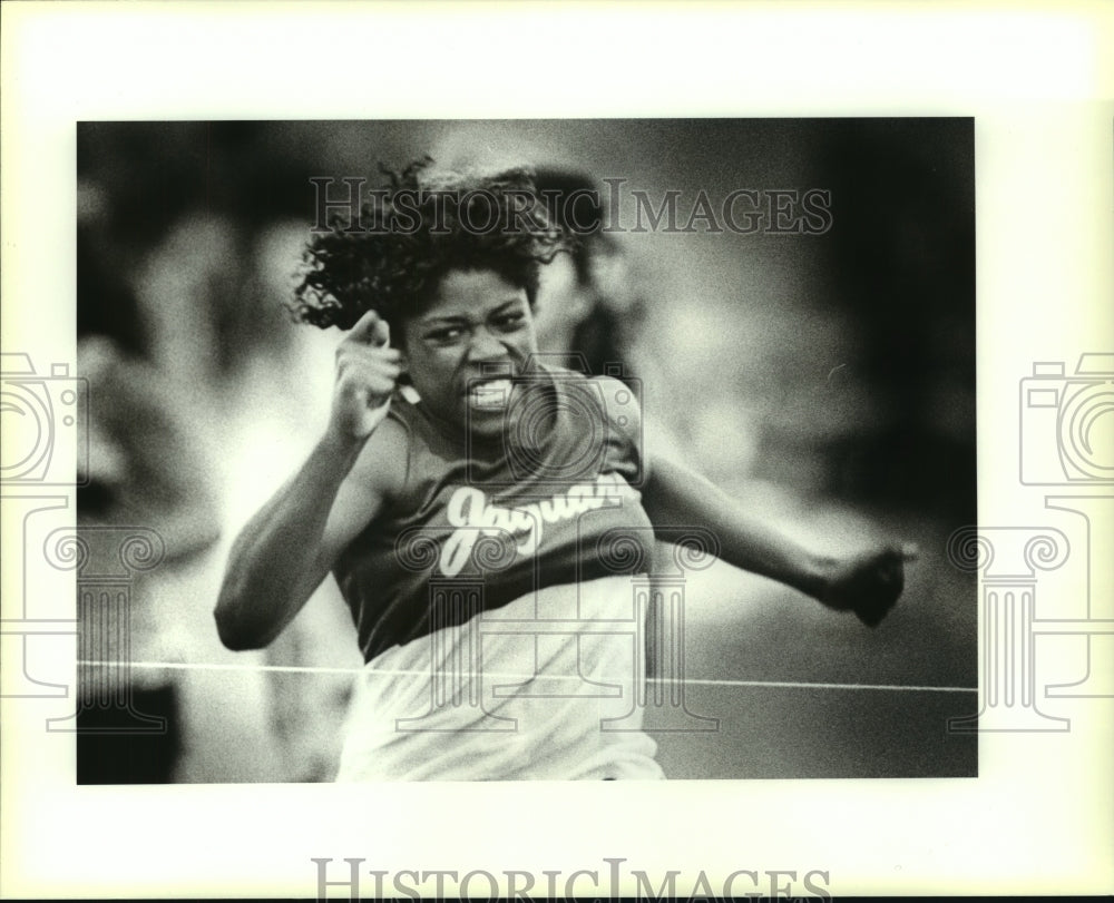 1989 Press Photo Floresville High sprinter Tricia Maloy wins a 100 dash- Historic Images