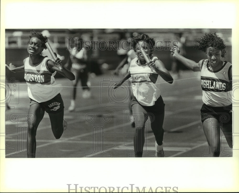 1989 Press Photo Highlands High edges Houston and Brackenridge in a 400 relay- Historic Images