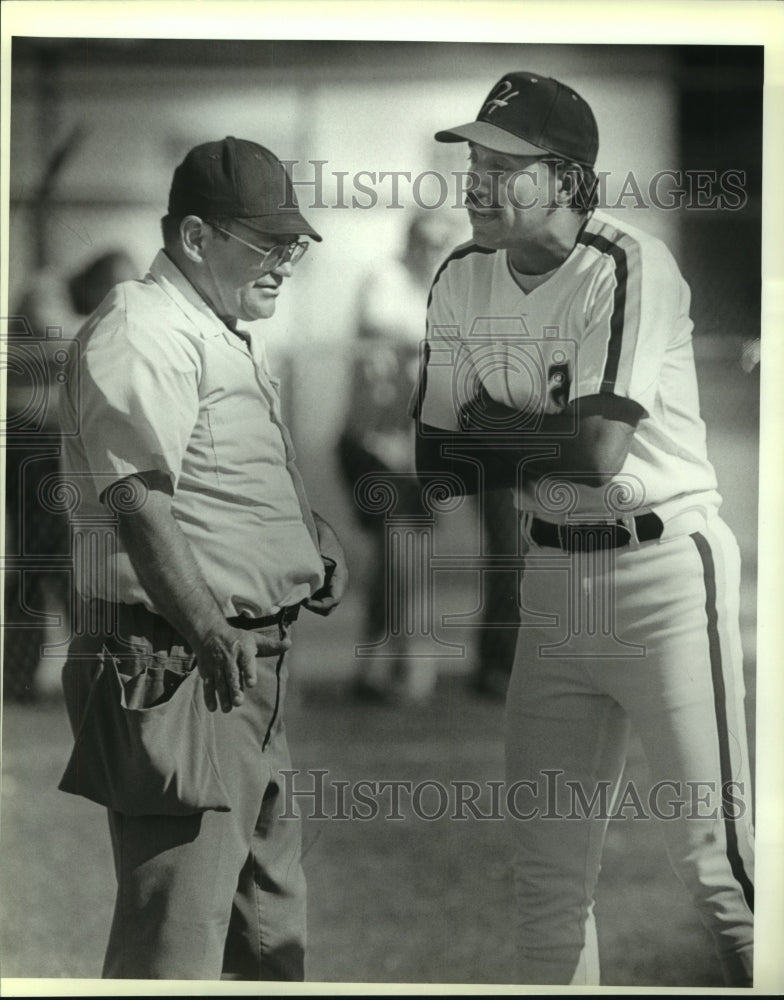 1989 Press Photo Fred Garza, Harlandale High School Baseball Coach with Umpire - Historic Images