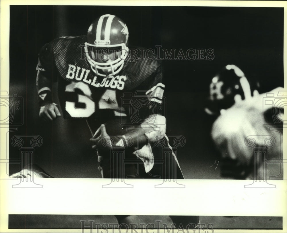 1984 Press Photo Bandera High School football player James Compton in action - Historic Images