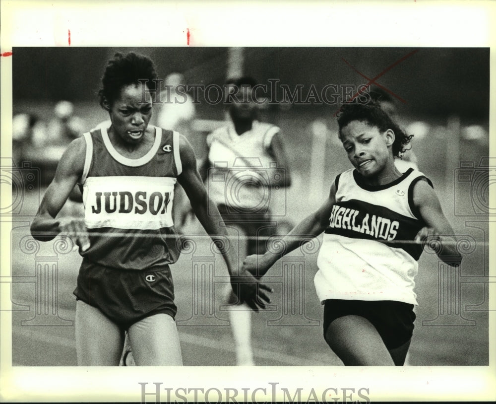 1989 Press Photo Judson and Highlands runners finish 1-2 in a girls prep 200- Historic Images