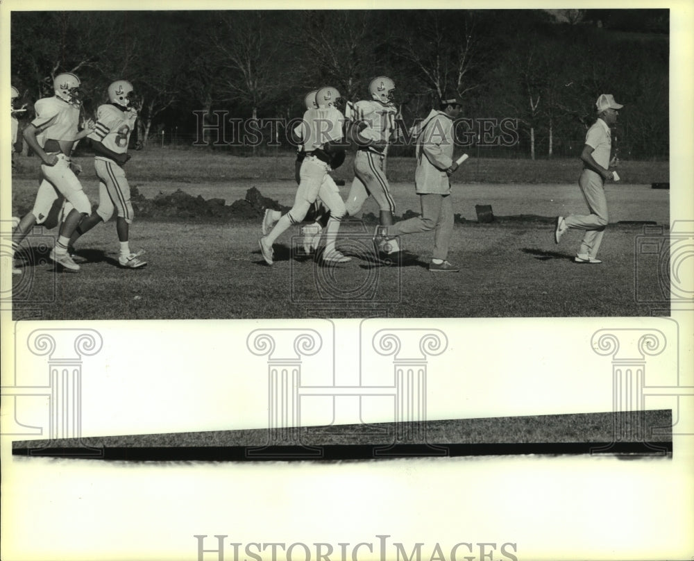 1983 Press Photo Frank Arnold, Judson High School Football Coach Runs with Team - Historic Images