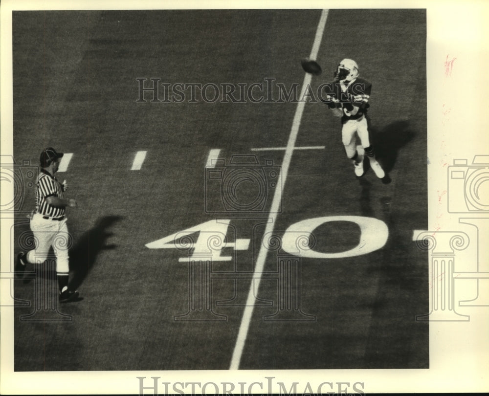 1983 Press Photo High School Football Player Makes Catch with Umpire on Field - Historic Images