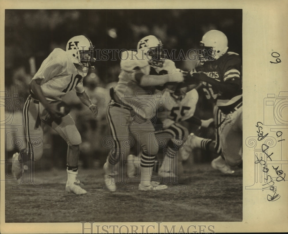1982 Press Photo Highlands and Sam Houston High School Football Players at Game - Historic Images