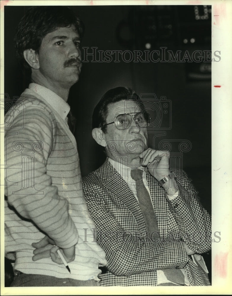 1986 Press Photo Incarnate Word Basketball Coach Mel Barborak with Rick Peterson - Historic Images