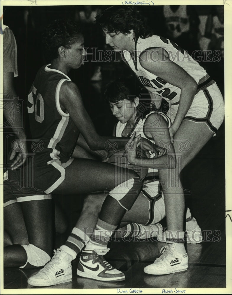 1987 Press Photo Incarnate Word and Bishop play women's college basketball- Historic Images