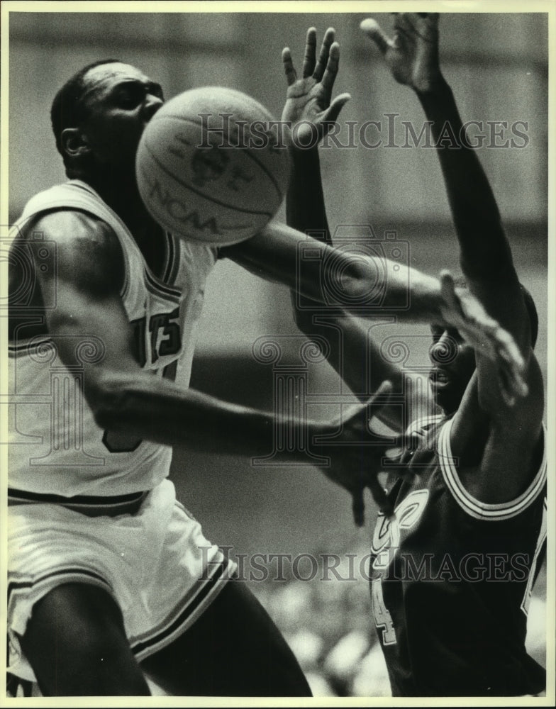 1987 Press Photo Texas-San Antonio and Texas-Arlington play college basketball - Historic Images