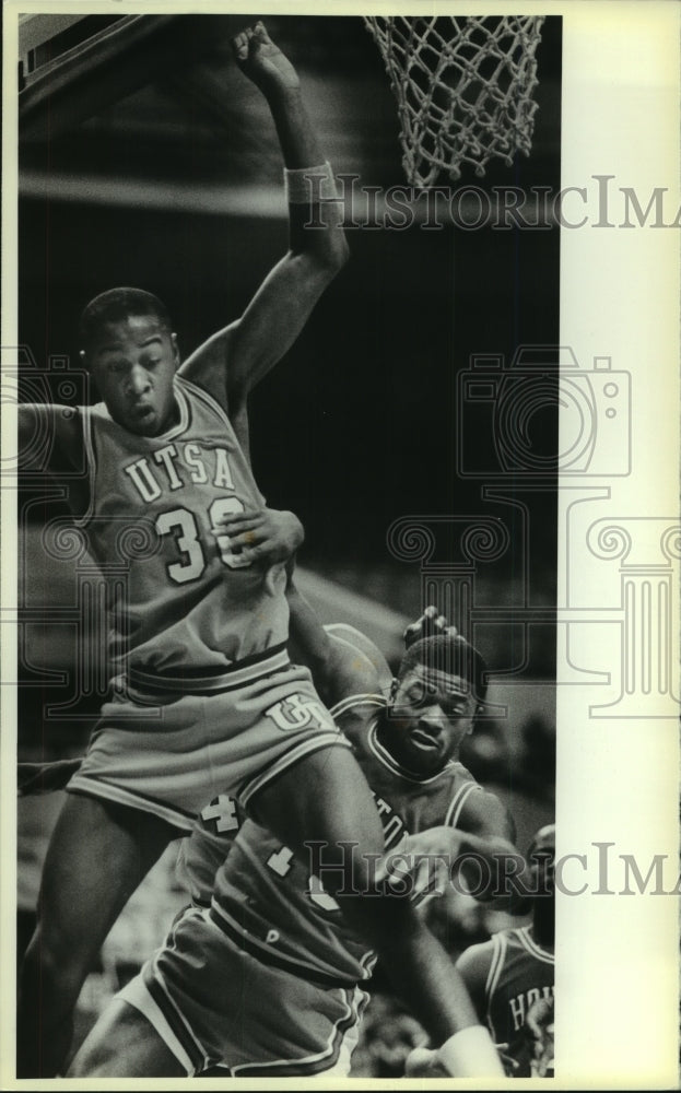 1985 Press Photo San Antonio and Houston College Basketball Players at Game - Historic Images