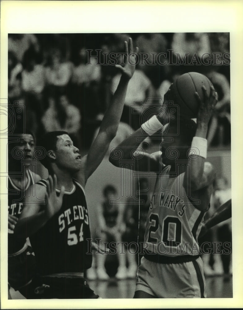 Press Photo Saint Mary&#39;s and Saint Edwards College Basketball Players at Game - Historic Images