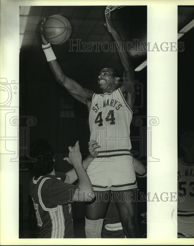 1986 Press Photo James Douglas, St. Mary&#39;s College Basketball Player at Game - Historic Images