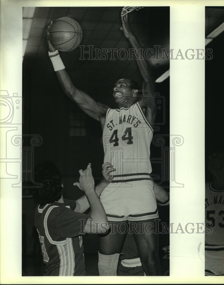 1986 Press Photo James Douglas, St. Mary's College Basketball Player at Game - Historic Images