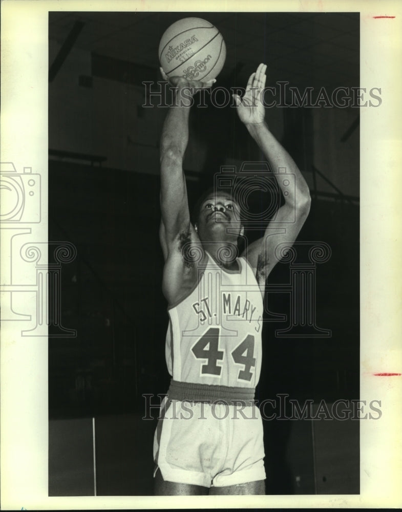 1983 Press Photo Kenneth Cook, Saint Mary&#39;s College Basketball Player - Historic Images