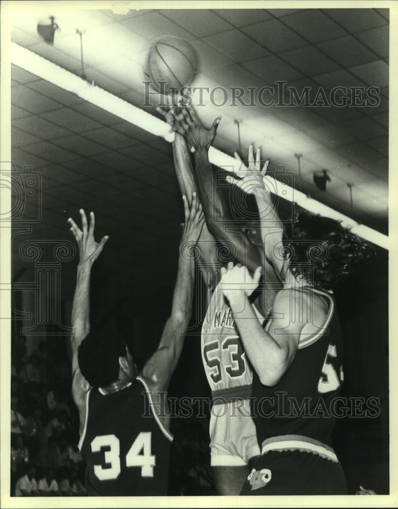 1983 Press Photo Saint Mary&#39;s and Saint Edwards College Basketball Players - Historic Images