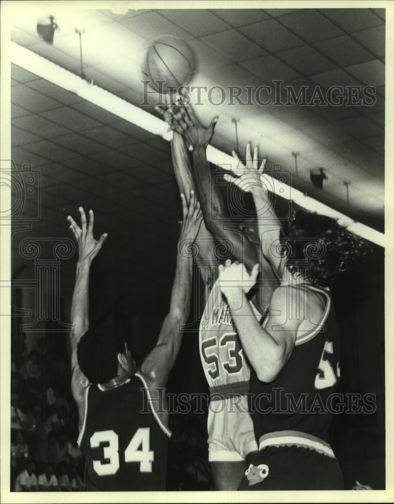 1983 Press Photo Saint Mary's and Saint Edwards College Basketball Players - Historic Images