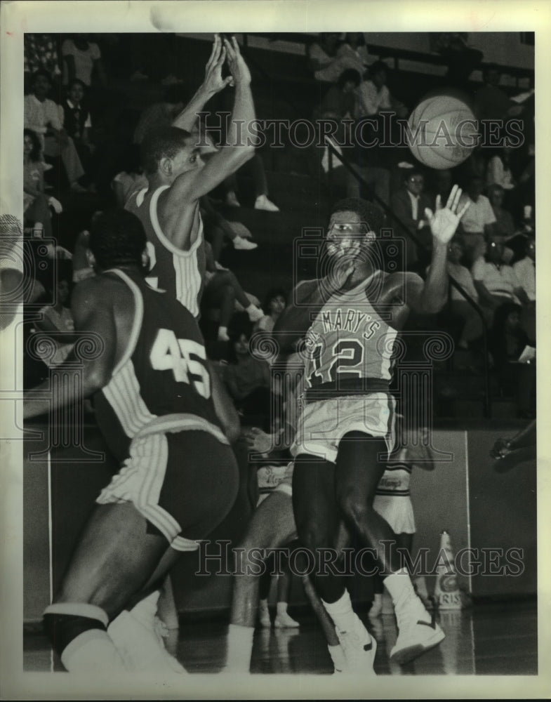 1983 Press Photo Darren Brunson, Saint Mary&#39;s College Basketball Player at Game - Historic Images