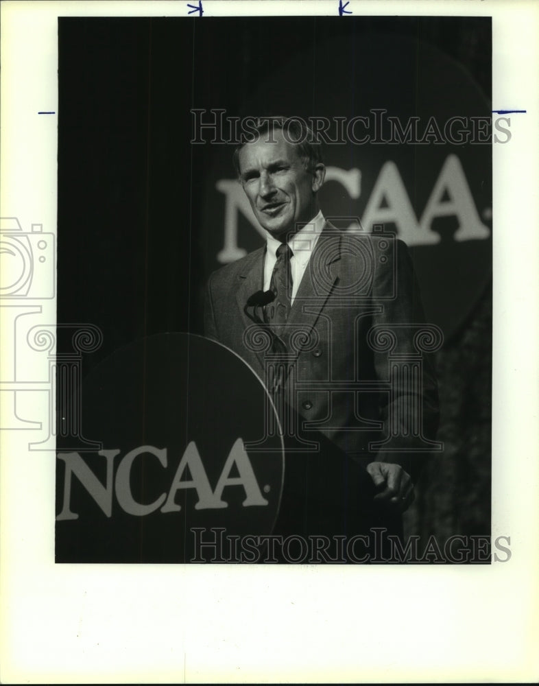 1994 Press Photo Cedric W. Dempsey, NCAA Executive Director at Convention Center - Historic Images