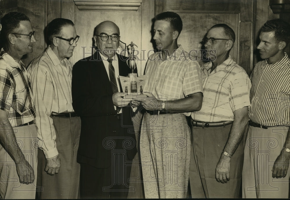 1958 Press Photo Bill Howell Jr. with Bowling League Members and Trophy- Historic Images