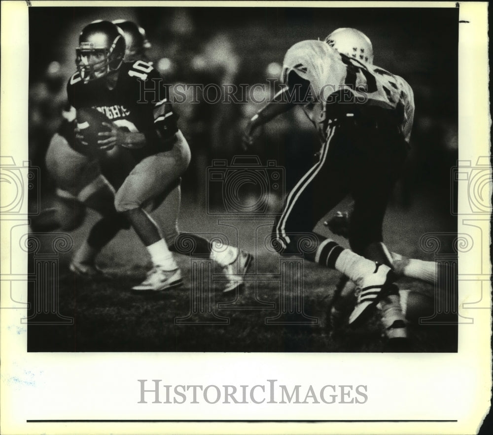 1985 Press Photo Rosendo Cantu, Holy Cross High School Football Player at Game - Historic Images