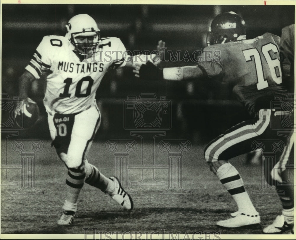 1985 Press Photo Osvaldo Guzman, Laredo High School Football Quarterback at Game - Historic Images