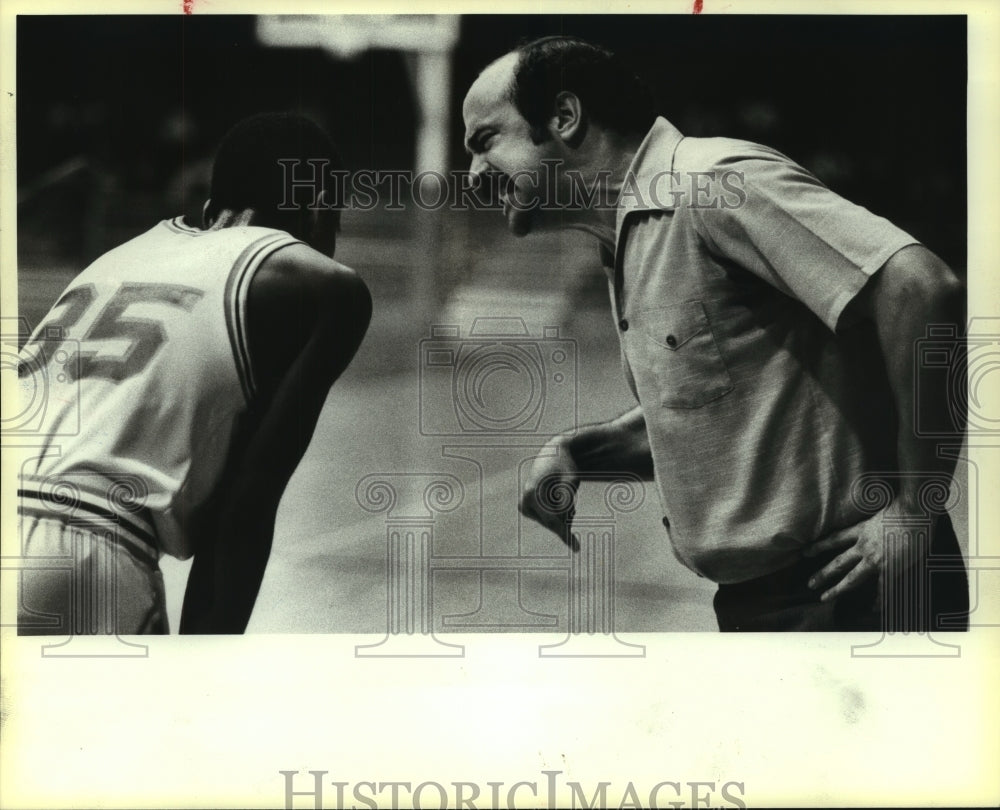 1983 Press Photo Wayne Dickey, Sam Houston High School Basketball Coach - Historic Images