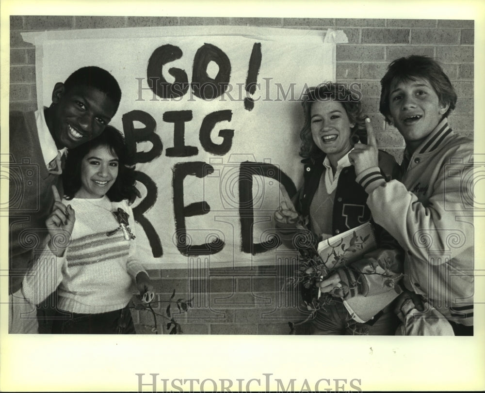 1983 Press Photo Judson High School Students Pose at Football Team Spirit Sign - Historic Images