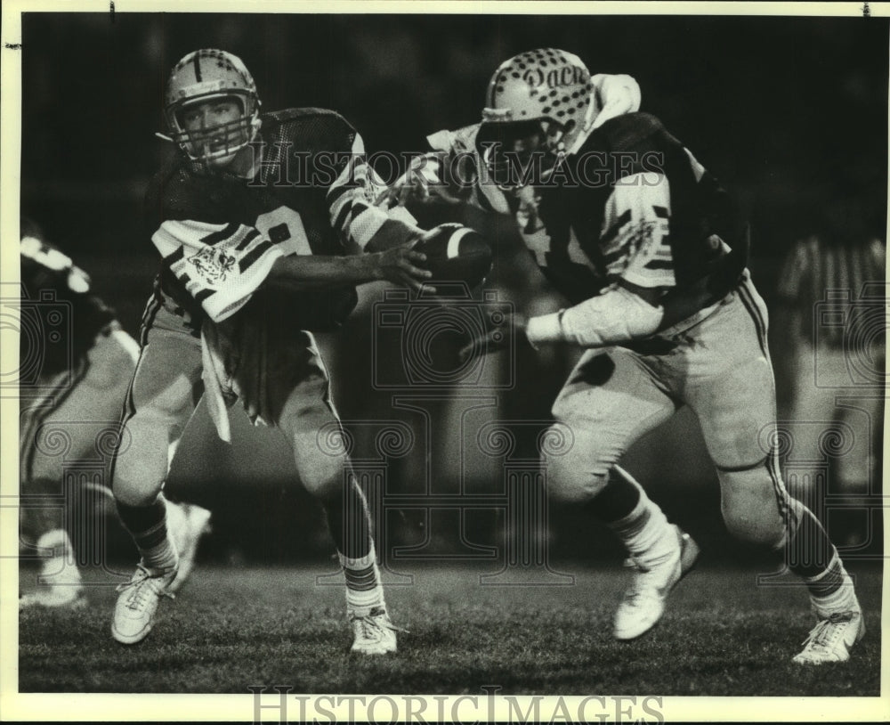 1985 Press Photo Eddie Sanchez, Uvalde High School Football Player and Teammate - Historic Images