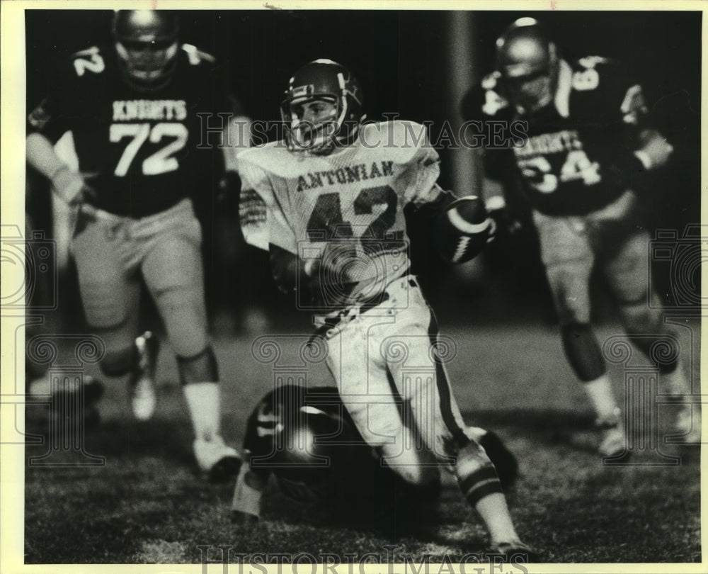 1985 Press Photo Mathis Clark, Antonian High School Football Quarterback at Game - Historic Images