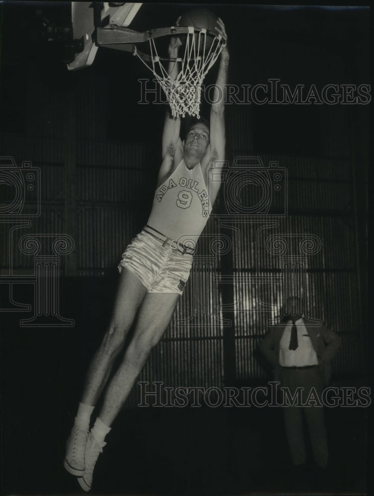 Press Photo Walt Davis, ADA Oilers Basketball Player Dunks Ball - sas08838 - Historic Images