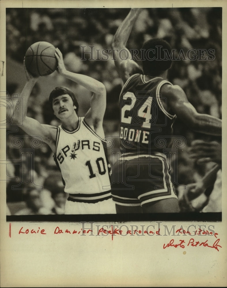 1977 Press Photo Louie Dampier, San Antonio Spurs Basketball Player at Game - Historic Images