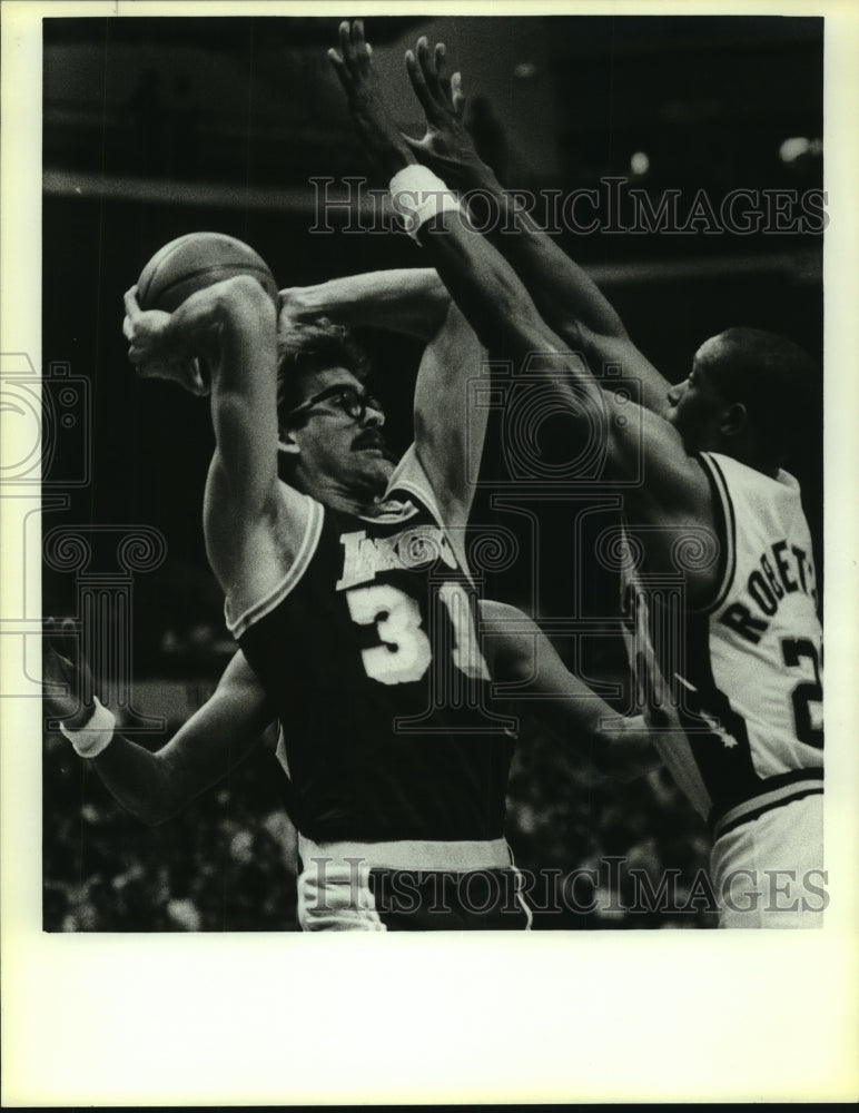 1986 Press Photo Kurt Rambis, Lakers Basketball Player at Game with Spurs- Historic Images